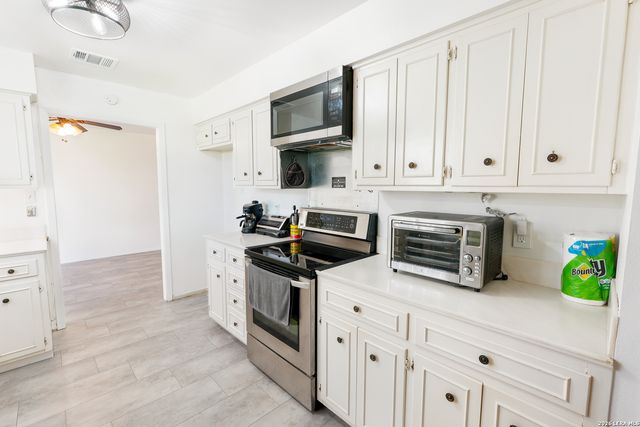 101 DIAMOND J RD S, Pipe Creek, TX 78063