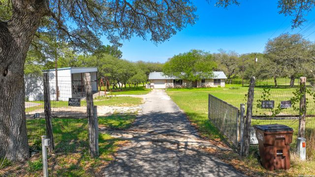 101 DIAMOND J RD S, Pipe Creek, TX 78063