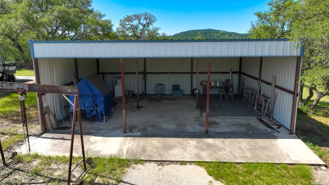 101 DIAMOND J RD S, Pipe Creek, TX 78063