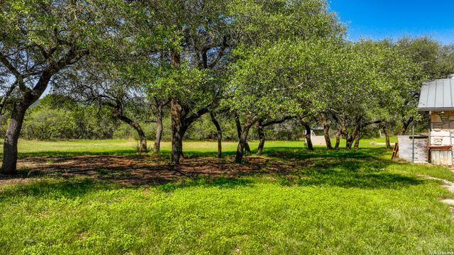 101 DIAMOND J RD S, Pipe Creek, TX 78063