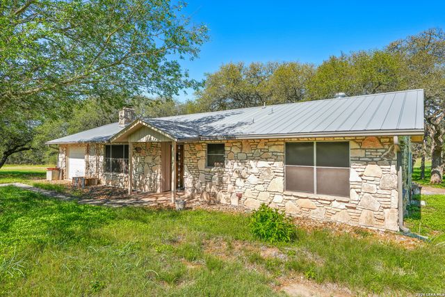 101 DIAMOND J RD S, Pipe Creek, TX 78063