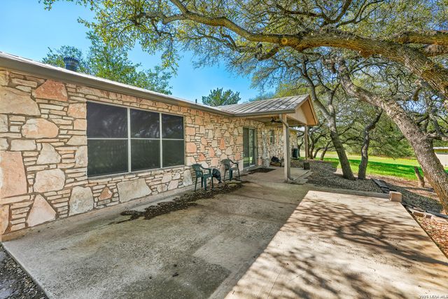 101 DIAMOND J RD S, Pipe Creek, TX 78063