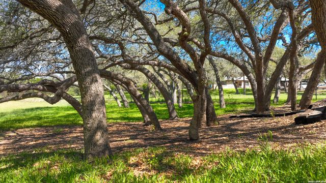101 DIAMOND J RD S, Pipe Creek, TX 78063