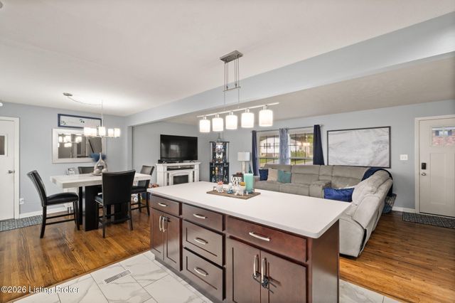9224 Aylesbury Dr, Louisville, KY 40242