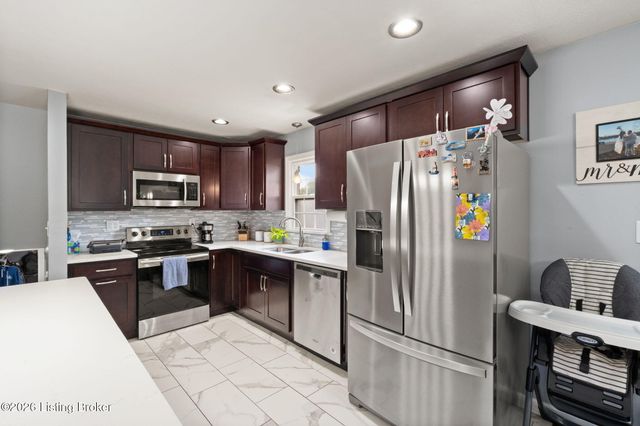 9224 Aylesbury Dr, Louisville, KY 40242