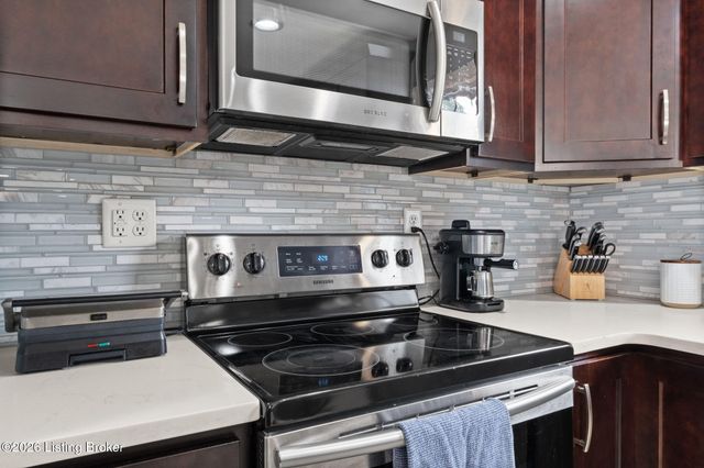 9224 Aylesbury Dr, Louisville, KY 40242