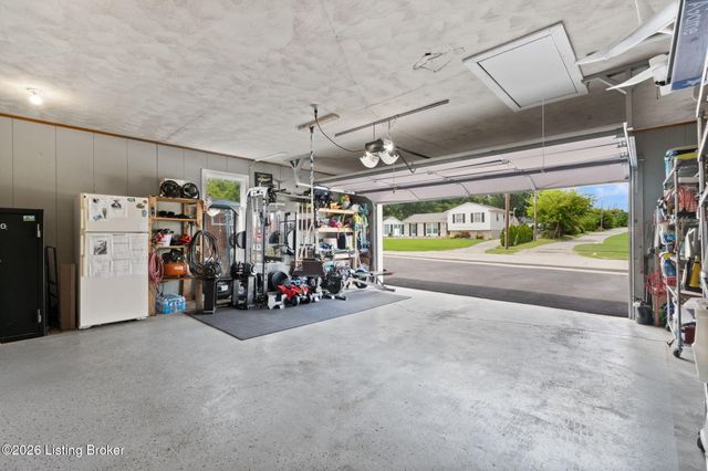9224 Aylesbury Dr, Louisville, KY 40242