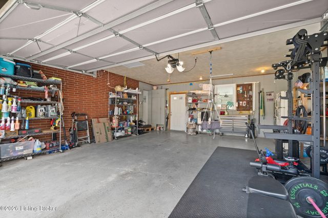 9224 Aylesbury Dr, Louisville, KY 40242