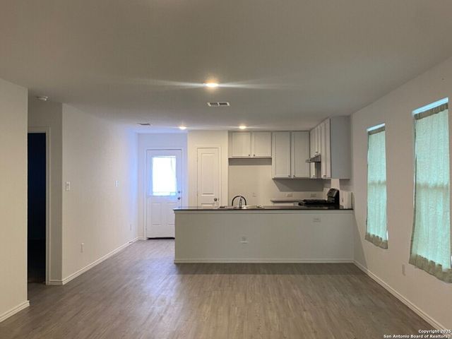 10586 torroja, Converse, TX 78109