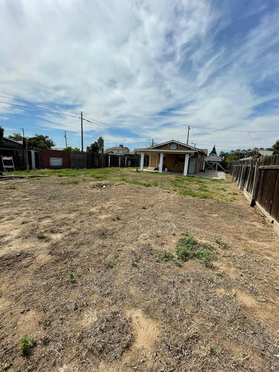 Image 6 of property listing at 1148 S Umbrella Street, Dinuba, CA 93618