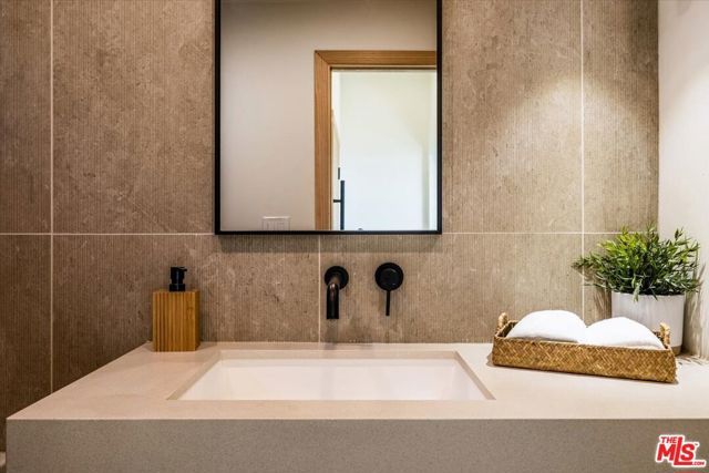 1930 Kemper Street, Los Angeles, CA 90065