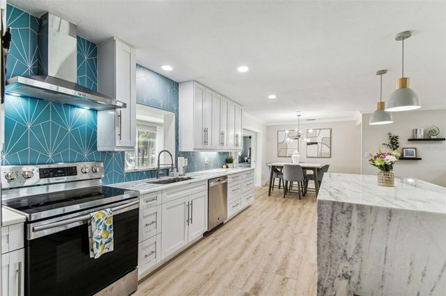 3922 FONTAINEBLEAU DRIVE, Tampa, FL 33634