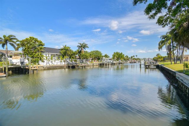 3922 FONTAINEBLEAU DRIVE, Tampa, FL 33634