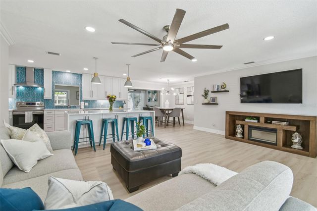 3922 FONTAINEBLEAU DRIVE, Tampa, FL 33634