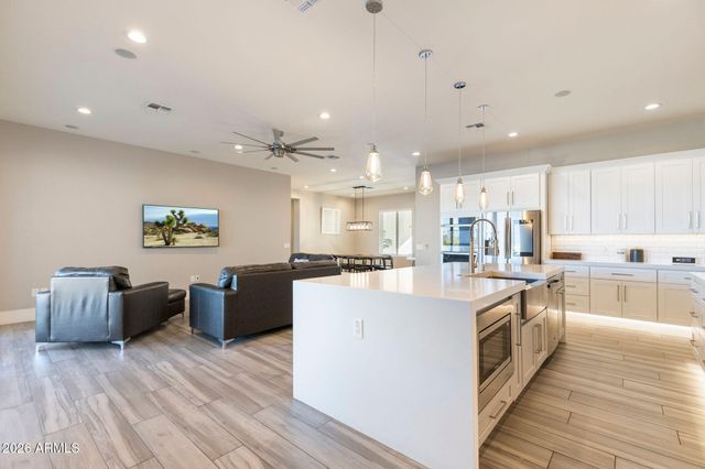 2252 E SOUTH MOUNTAIN Avenue, Phoenix, AZ 85042