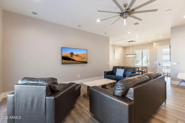 2252 E SOUTH MOUNTAIN Avenue, Phoenix, AZ 85042
