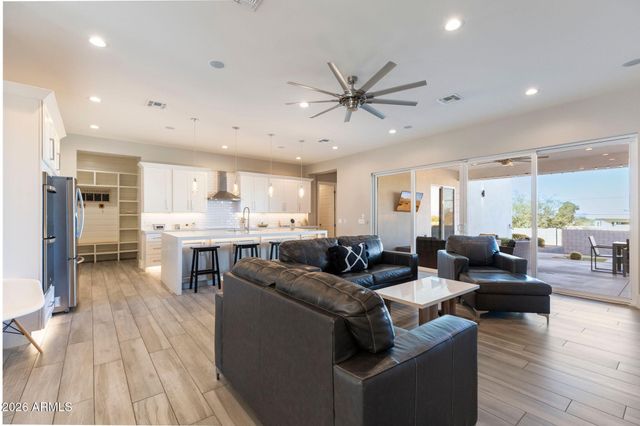 2252 E SOUTH MOUNTAIN Avenue, Phoenix, AZ 85042