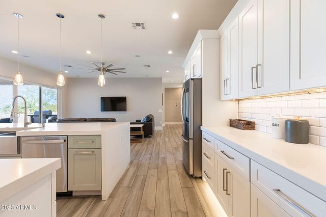 2252 E SOUTH MOUNTAIN Avenue, Phoenix, AZ 85042