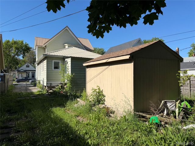 909 Pine Street, Port Huron, MI 48060