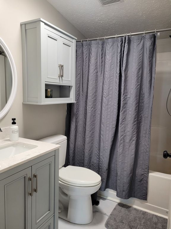 Image 14 of property listing at 17362 N Idlewood Lane, Mt Vernon, IL 62864