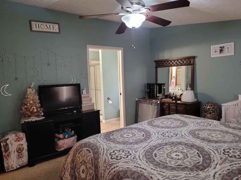 Image 17 of property listing at 17362 N Idlewood Lane, Mt Vernon, IL 62864