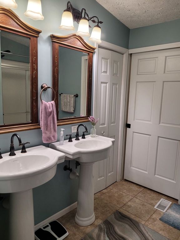 Image 19 of property listing at 17362 N Idlewood Lane, Mt Vernon, IL 62864