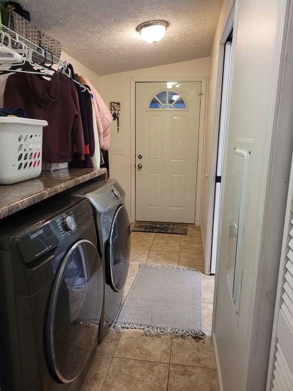 Image 21 of property listing at 17362 N Idlewood Lane, Mt Vernon, IL 62864