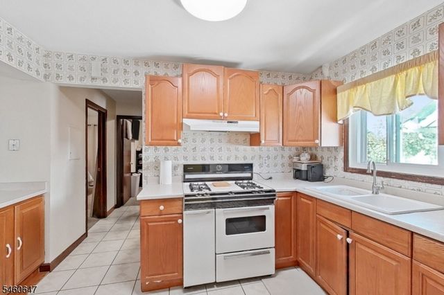 14 Pine St, Kearny Town, NJ 07032