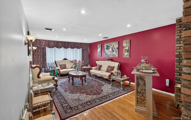 10 Otsego Avenue, Dix Hills, NY 11746