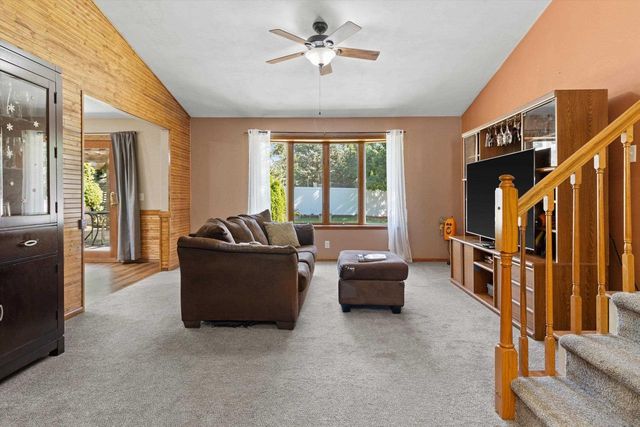 734 Lyndhurst Drive, Janesville, WI 53546