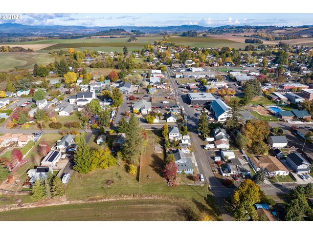 420 W GRANT St, Carlton, OR 97111