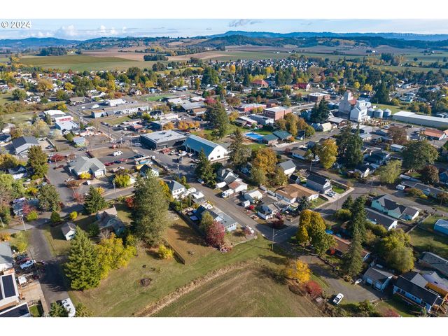 420 W GRANT St, Carlton, OR 97111
