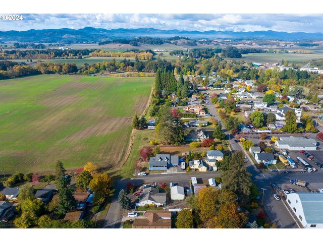 420 W GRANT St, Carlton, OR 97111
