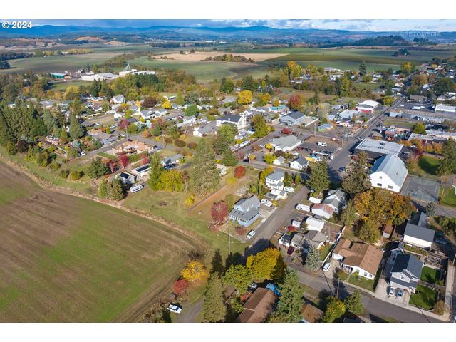 420 W GRANT St, Carlton, OR 97111