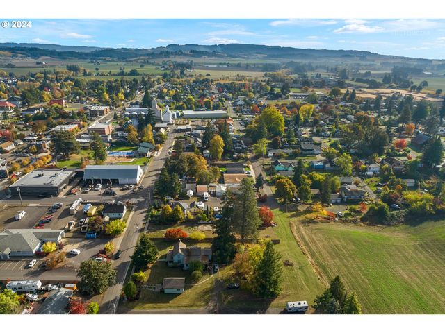420 W GRANT St, Carlton, OR 97111