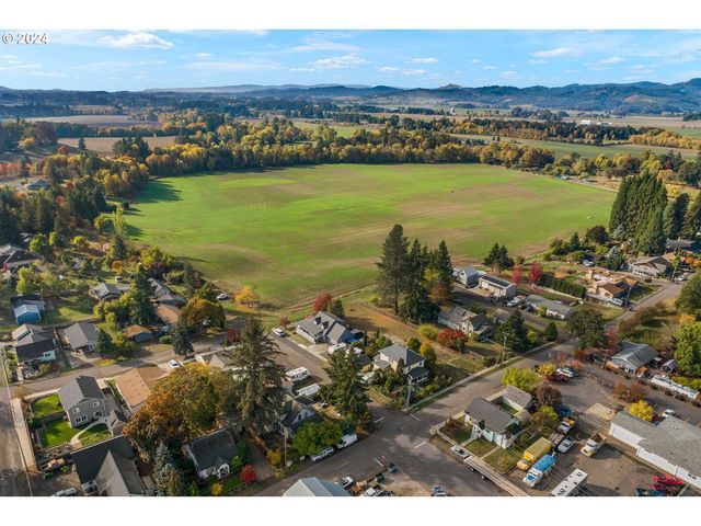 420 W GRANT St, Carlton, OR 97111