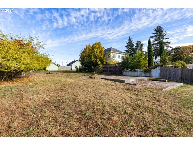 420 W GRANT St, Carlton, OR 97111