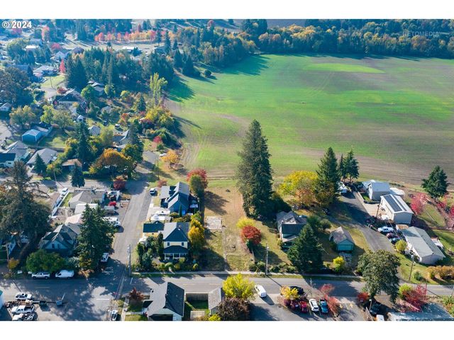 420 W GRANT St, Carlton, OR 97111