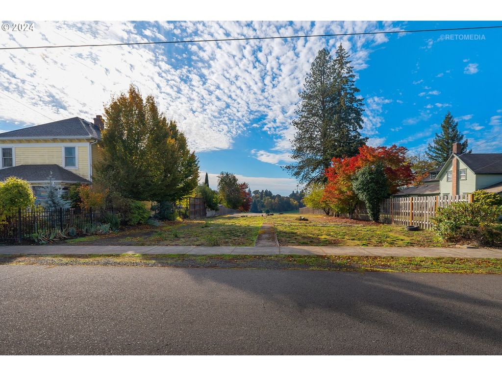 420 W GRANT St, Carlton, OR 97111