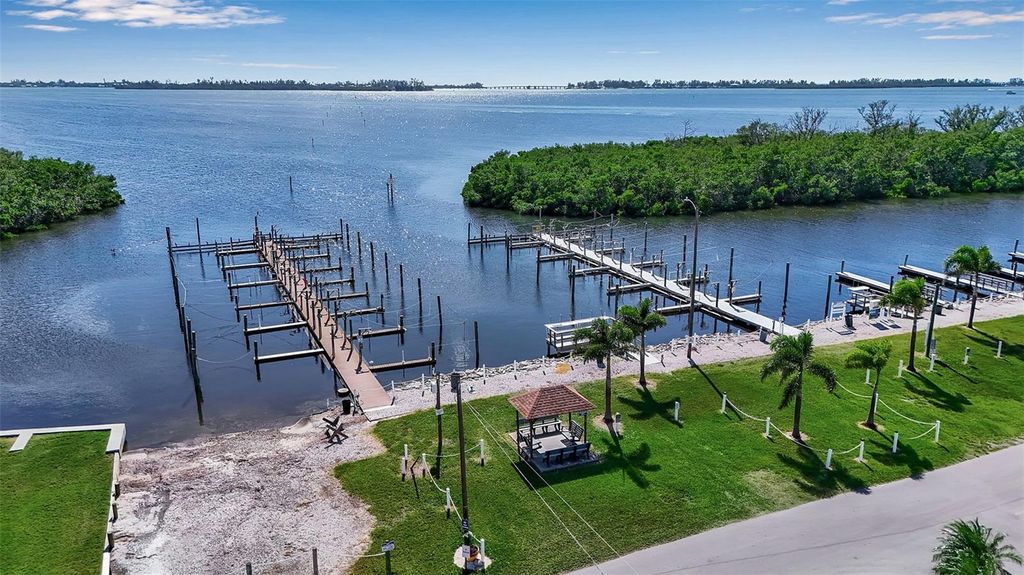 Image 35 of property listing at 10315 CORTEZ ROAD W 27F, Bradenton, FL 34210