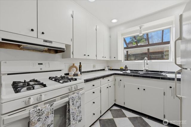 15804 35th Avenue NE, Lake Forest Park, WA 98155