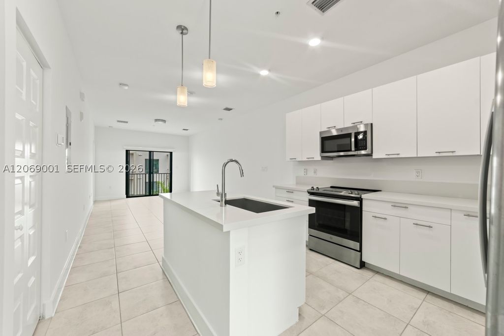 8301 NW 41st St B-408, Doral, FL 33166