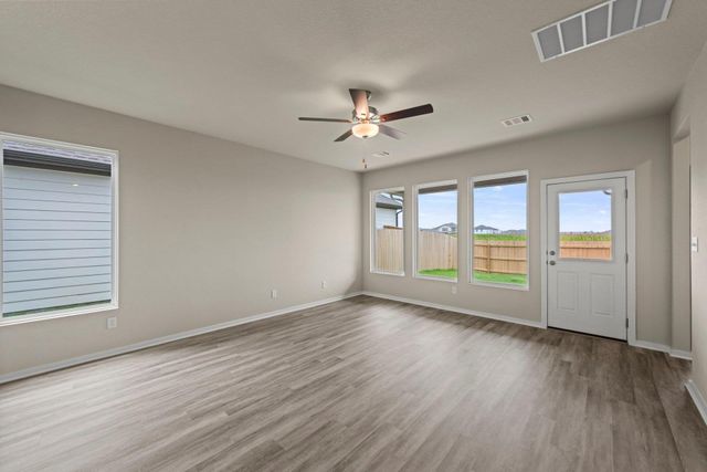 105 Backwood PASS, Taylor, TX 76574