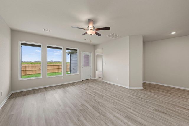 105 Backwood PASS, Taylor, TX 76574