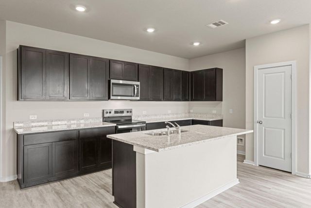 105 Backwood PASS, Taylor, TX 76574