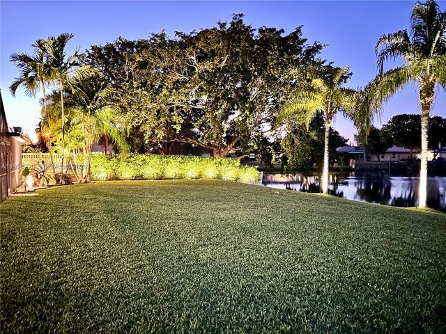 12541 SW 11th Ct, Davie, FL 33325