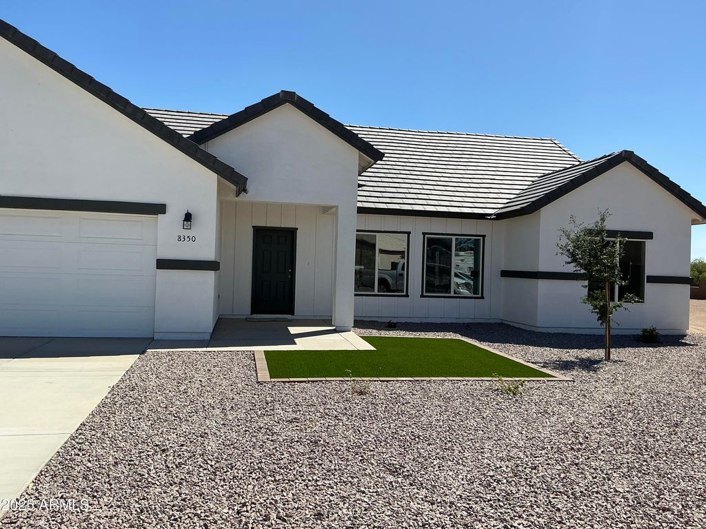 Image 2 of property listing at 8350 W ENCANTO Lane, Arizona City, AZ 85123