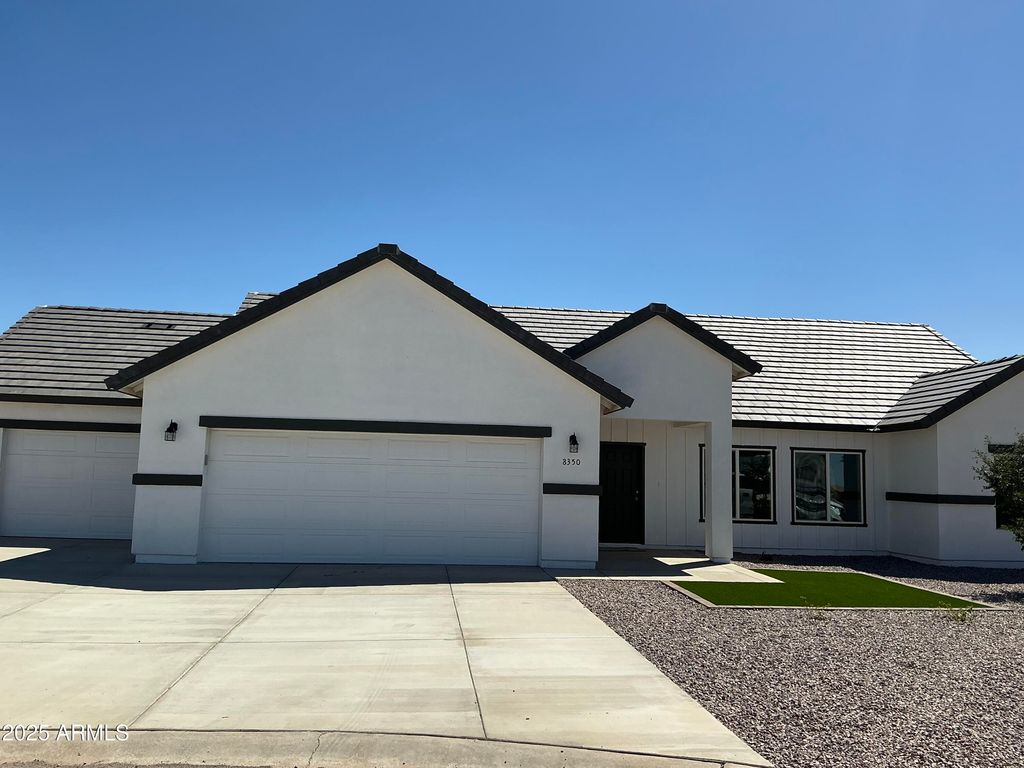 Image 3 of property listing at 8350 W ENCANTO Lane, Arizona City, AZ 85123