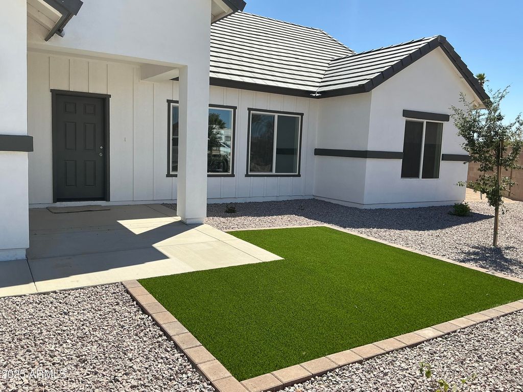 Image 4 of property listing at 8350 W ENCANTO Lane, Arizona City, AZ 85123