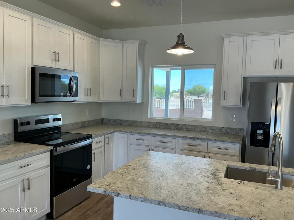 Image 6 of property listing at 8350 W ENCANTO Lane, Arizona City, AZ 85123